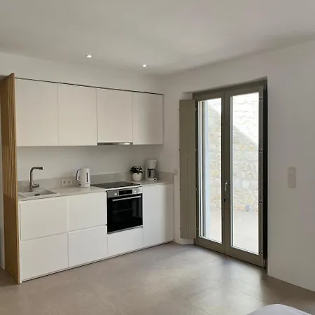 Olive Breeze , Naousa